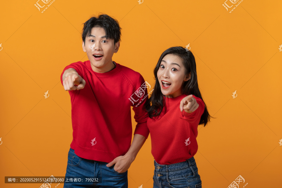 快乐的年轻情侣