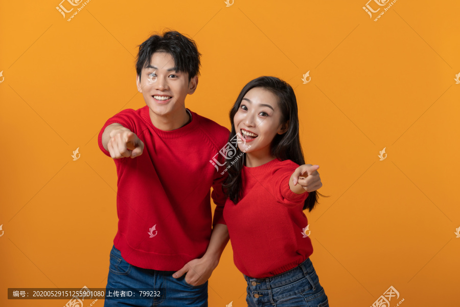 快乐的年轻情侣