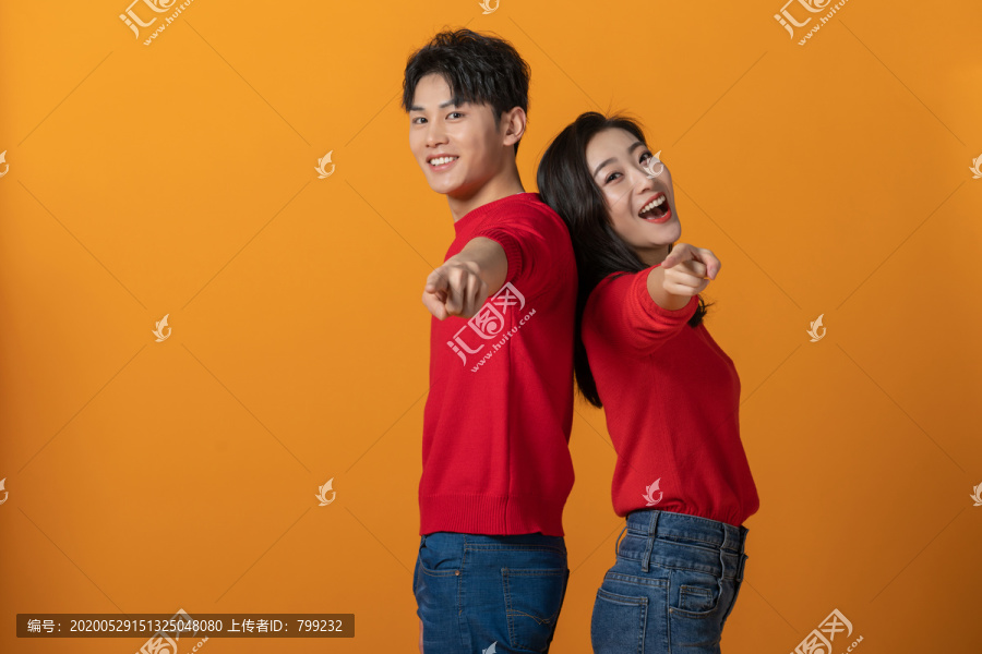 快乐的年轻情侣