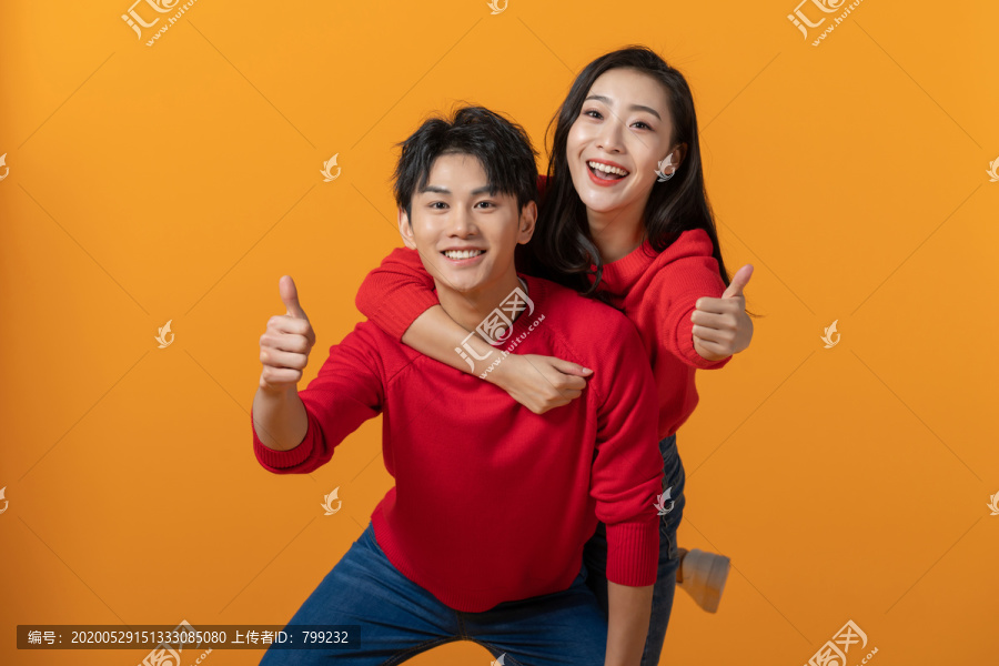 快乐的年轻情侣