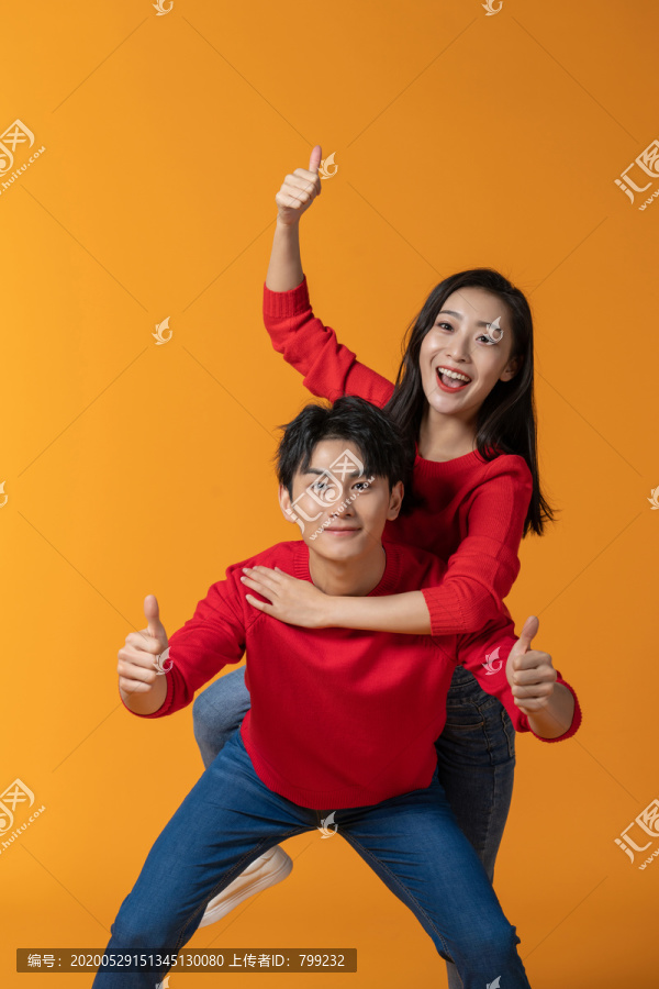 快乐的年轻情侣