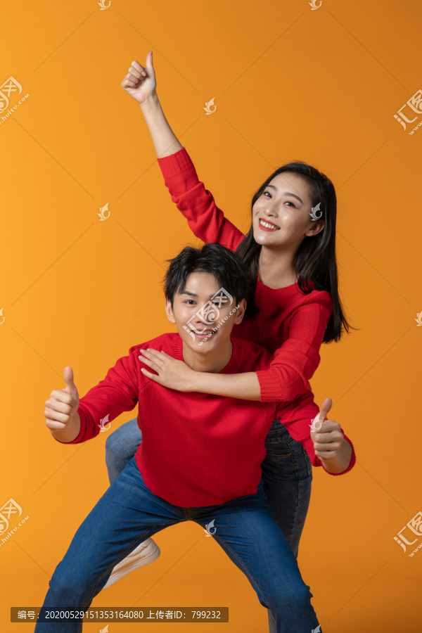 快乐的年轻情侣