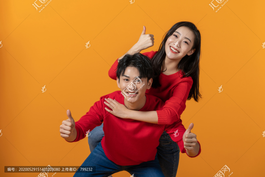 快乐的年轻情侣