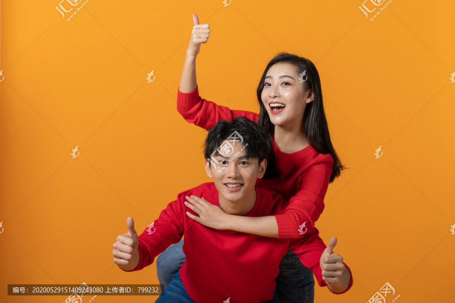 快乐的年轻情侣