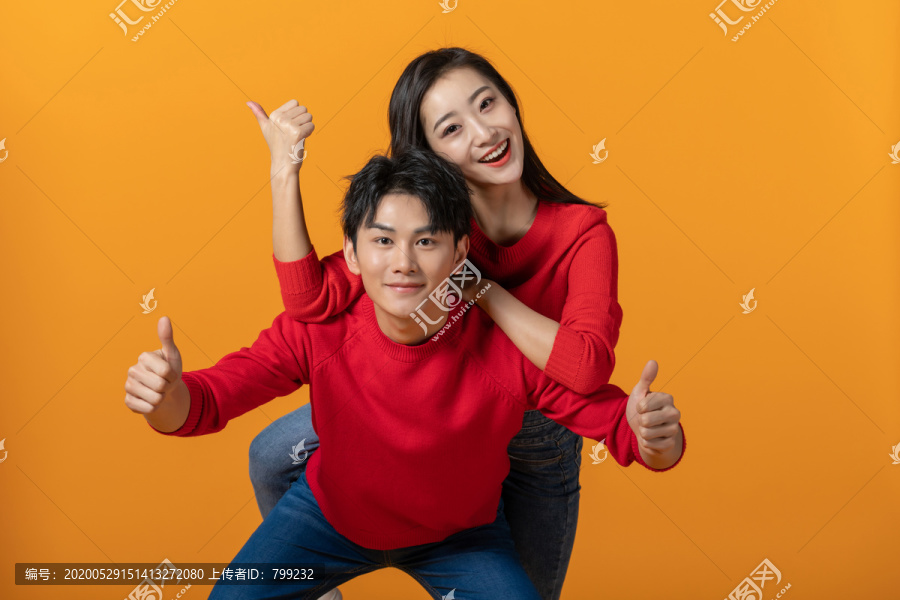 快乐的年轻情侣