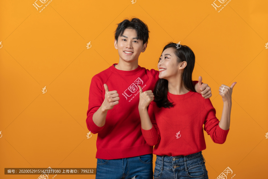 快乐的年轻情侣