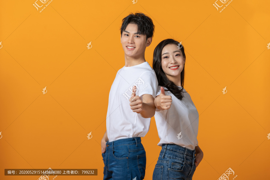 快乐的年轻情侣