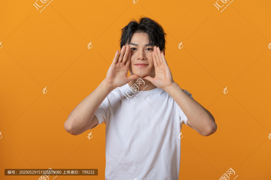 快乐的年轻男子