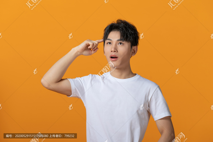 烦恼的年轻男子