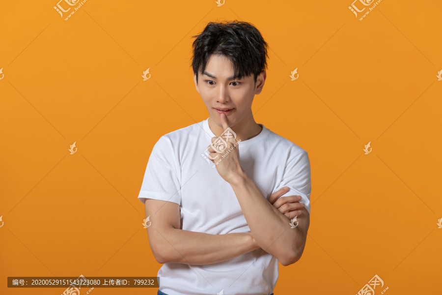 烦恼的年轻男子