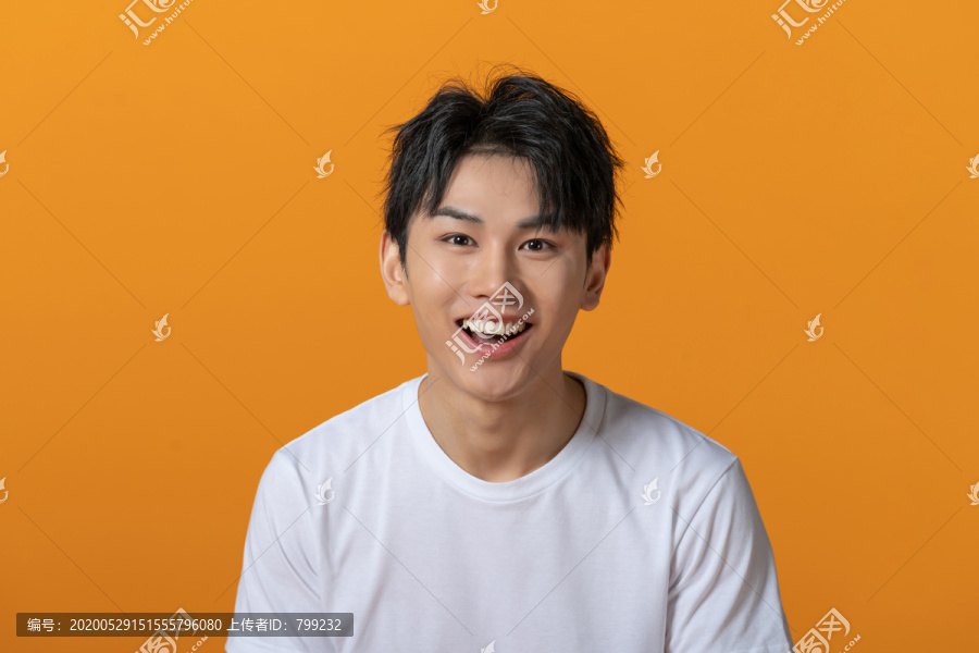 快乐的年轻男子