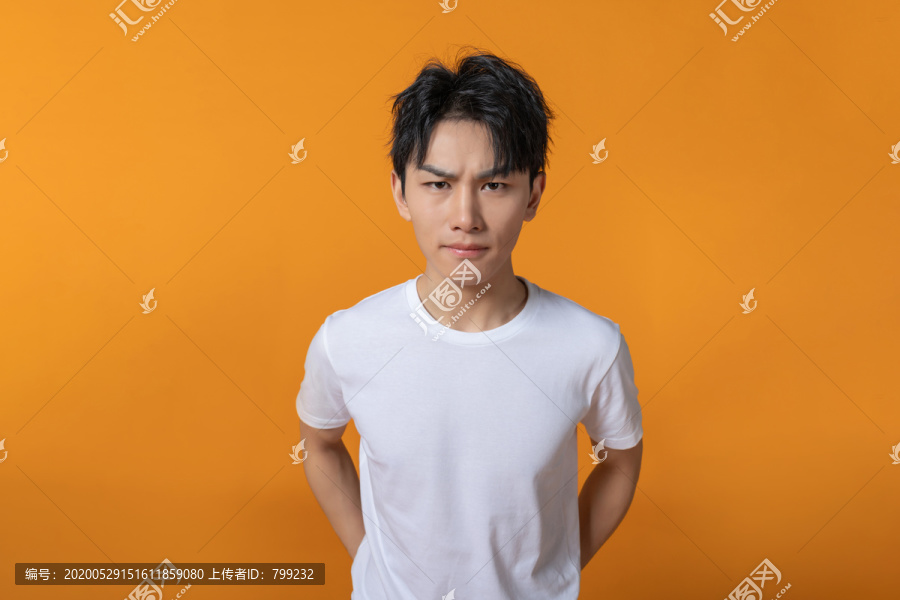 烦恼的年轻男子