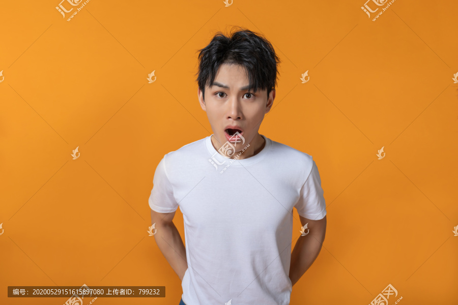 烦恼的年轻男子