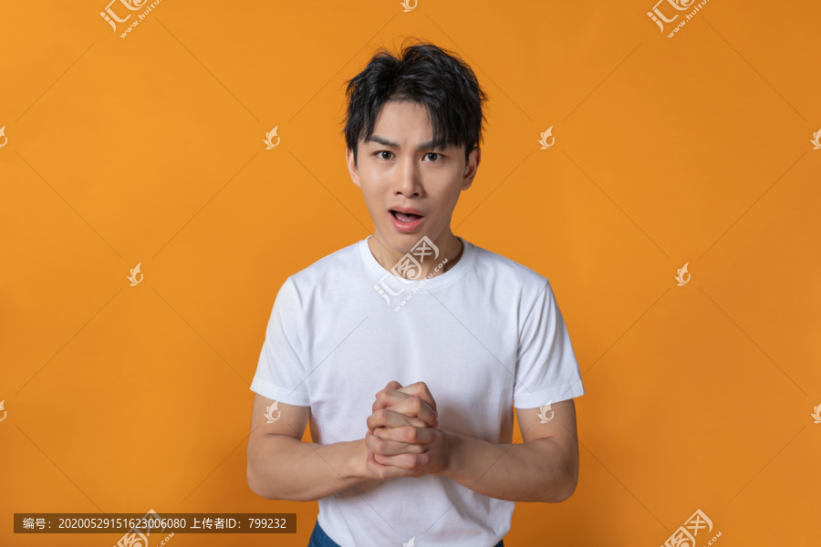 烦恼的年轻男子