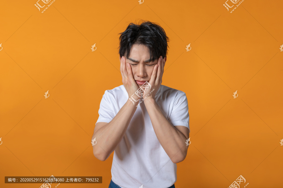 烦恼的年轻男子