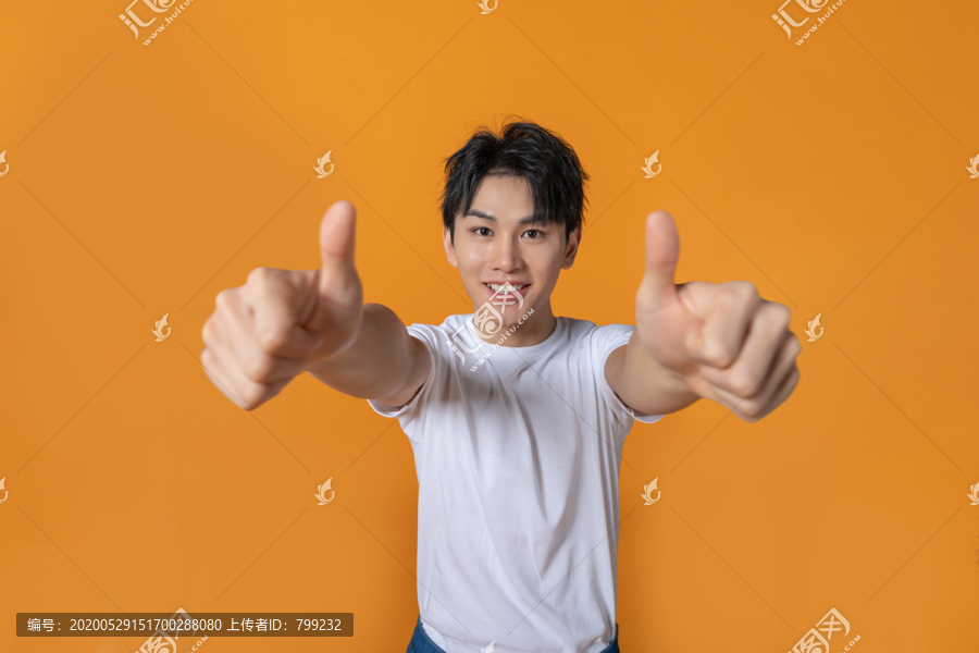 快乐的年轻男子