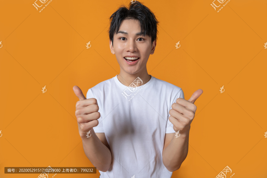 快乐的年轻男子