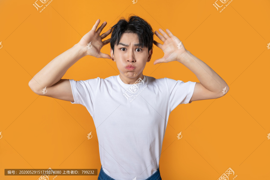 烦恼的年轻男子