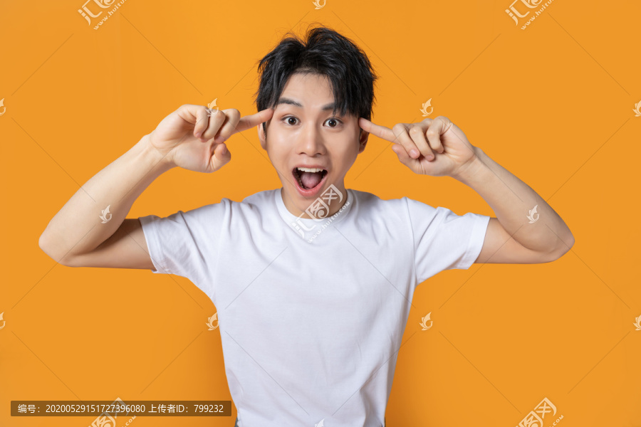 快乐的年轻男子
