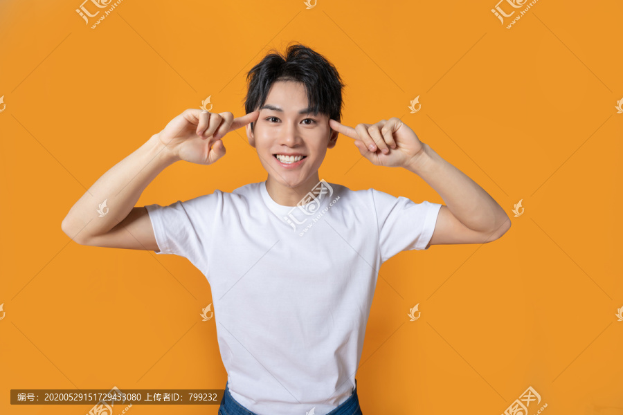 快乐的年轻男子