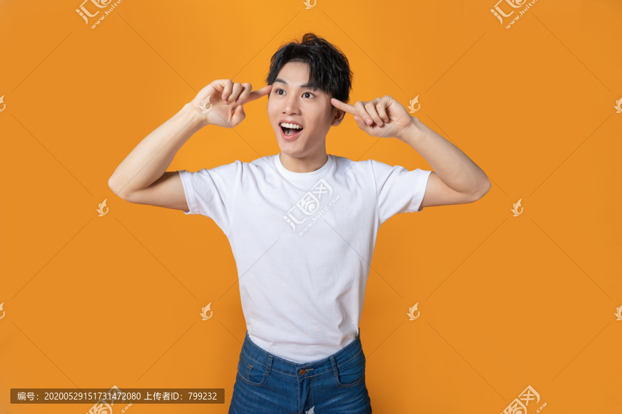 快乐的年轻男子