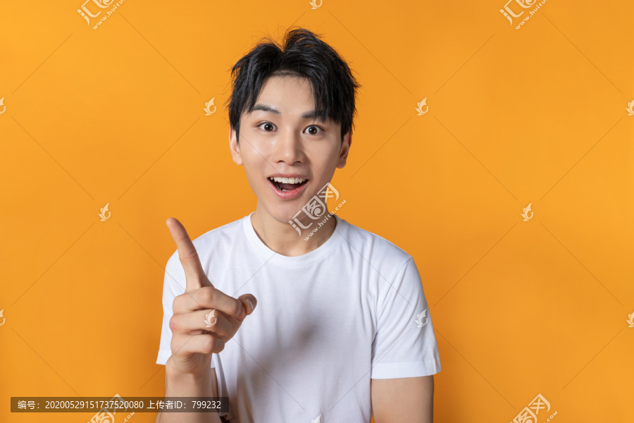 快乐的年轻男子