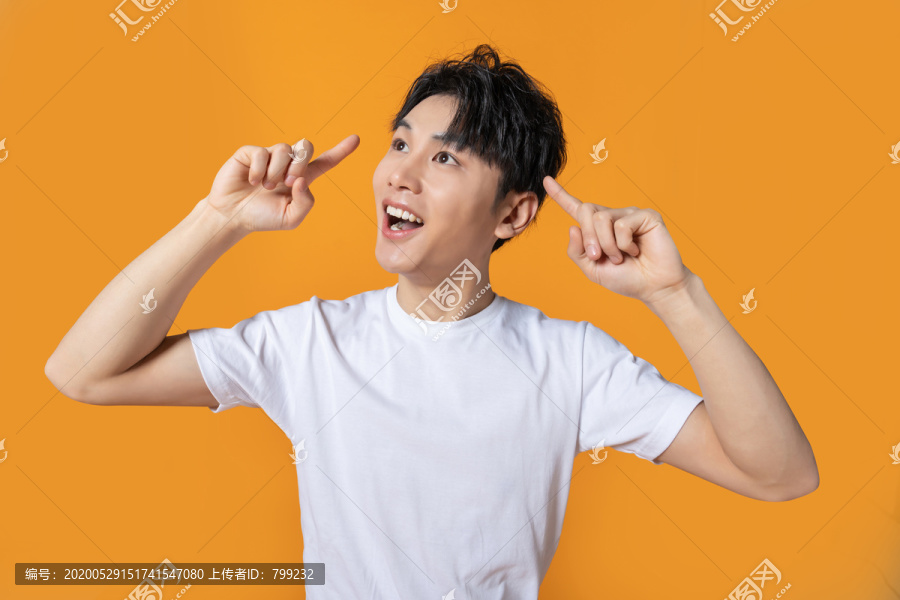 快乐的年轻男子
