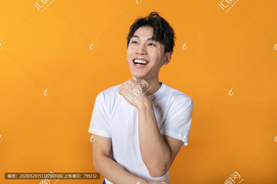 快乐的年轻男子