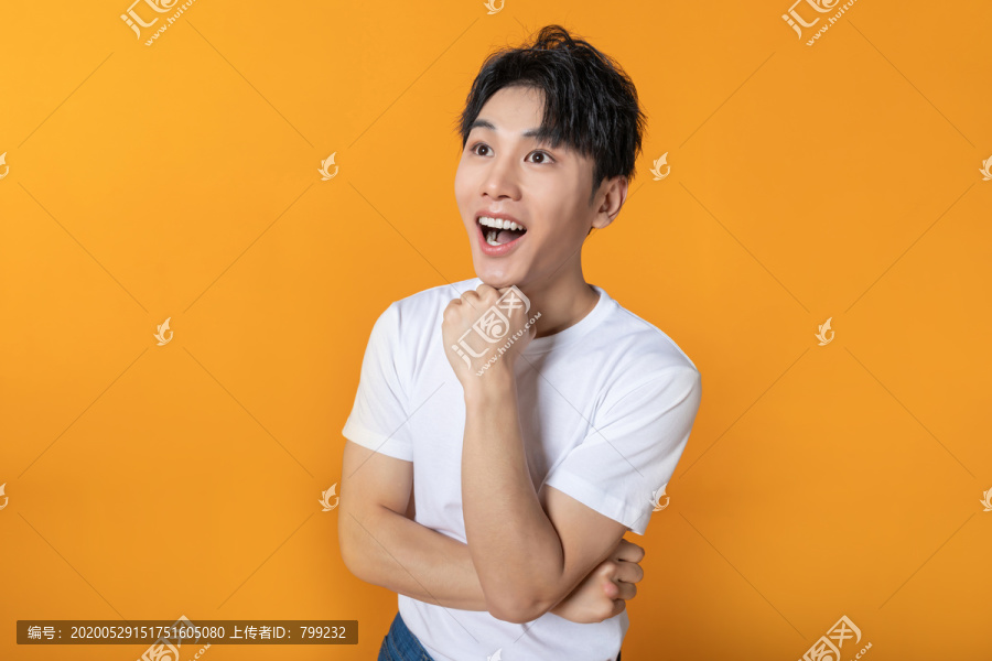 快乐的年轻男子