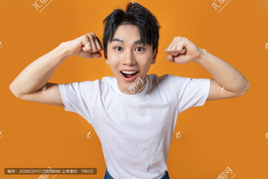 快乐的年轻男子