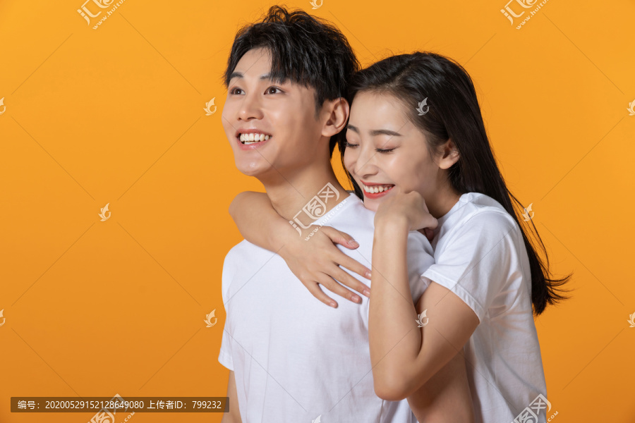 快乐的年轻情侣