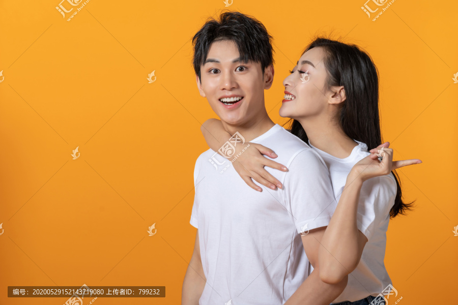 快乐的年轻情侣