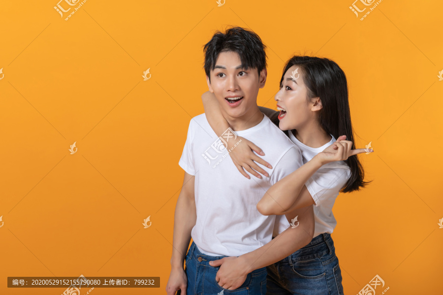 快乐的年轻情侣