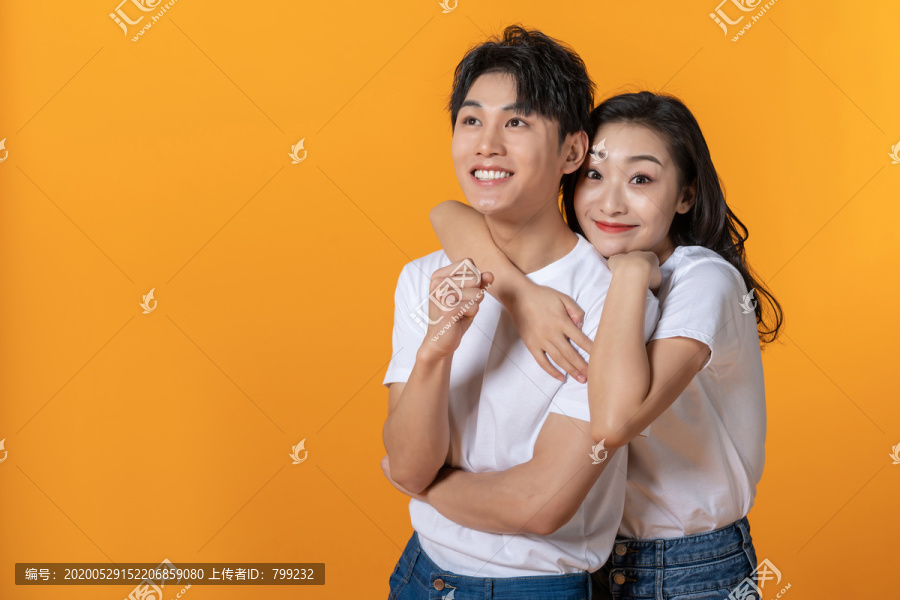 快乐的年轻情侣