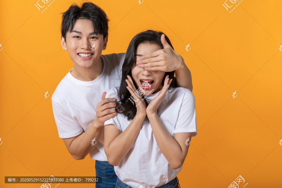 快乐的年轻情侣