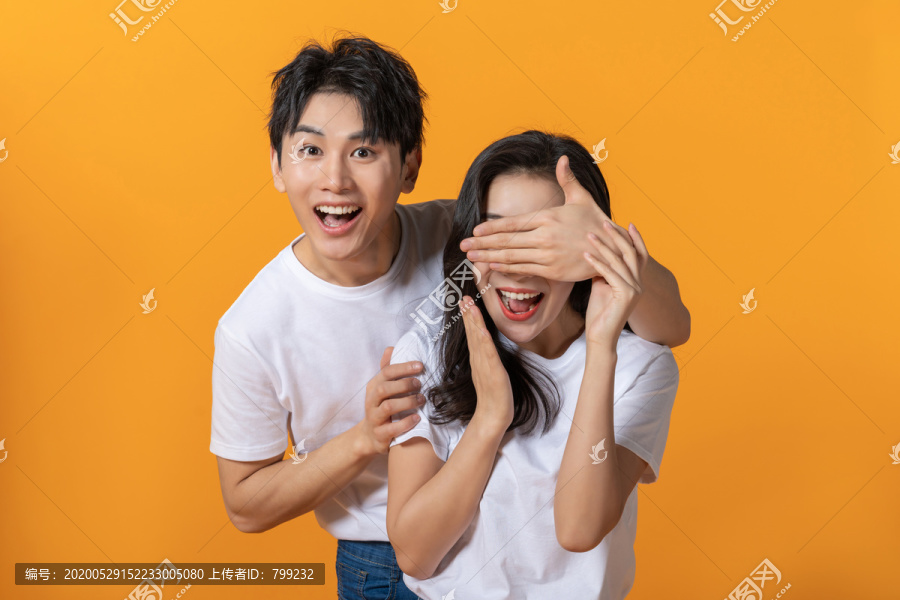 快乐的年轻情侣