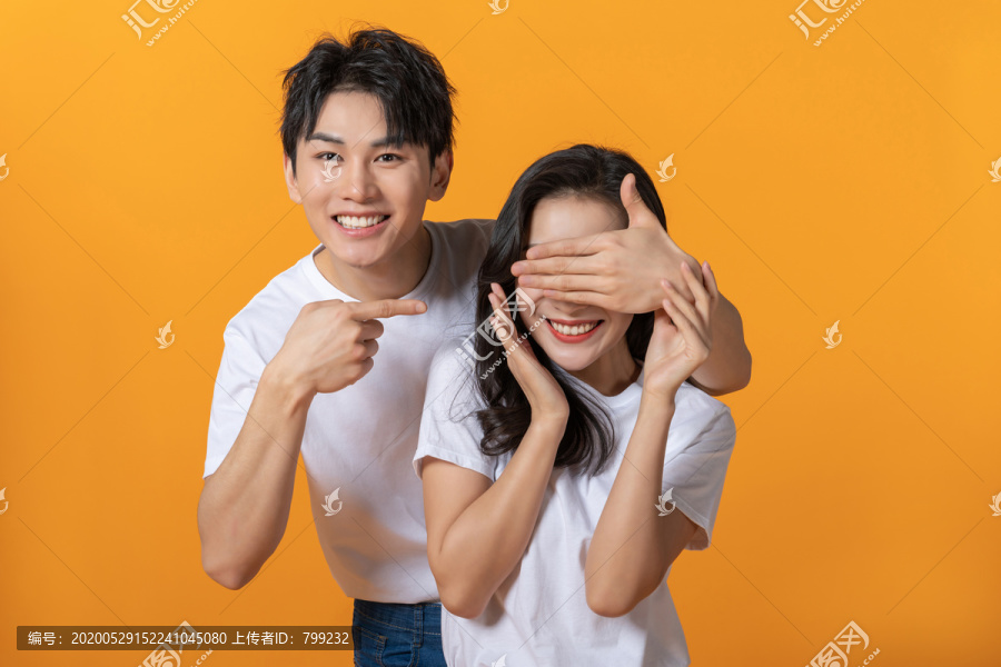 快乐的年轻情侣