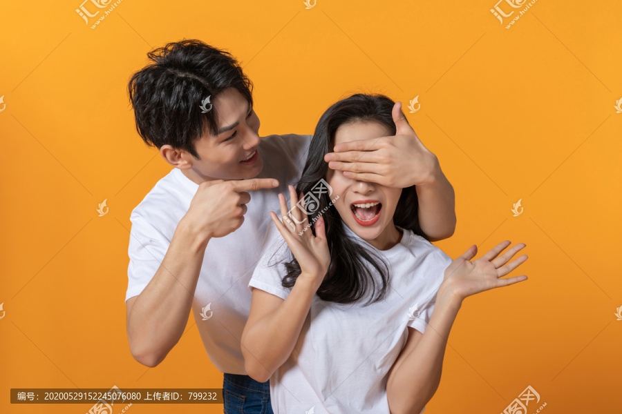 快乐的年轻情侣
