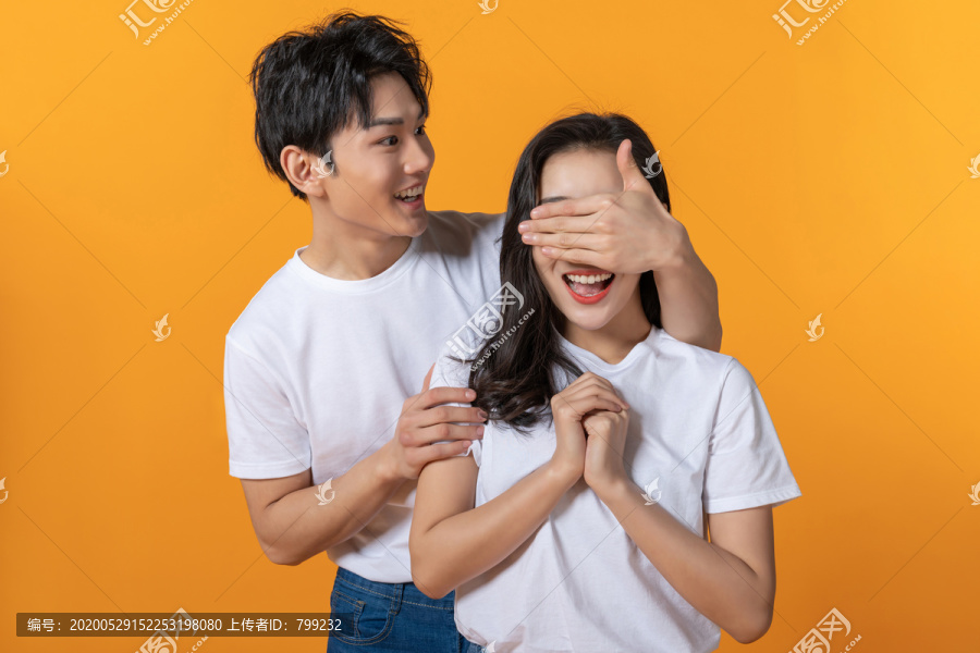 快乐的年轻情侣