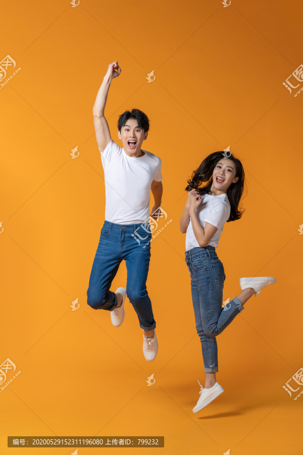 快乐的年轻情侣跳跃