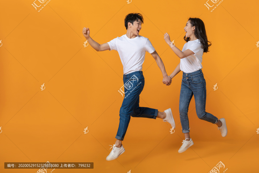 快乐的年轻情侣奔跑