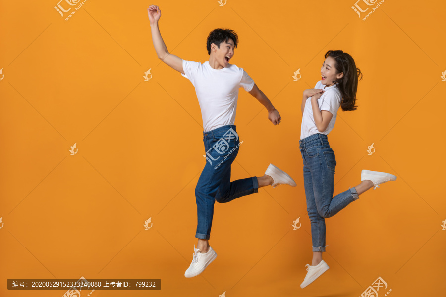 快乐的年轻情侣跳跃