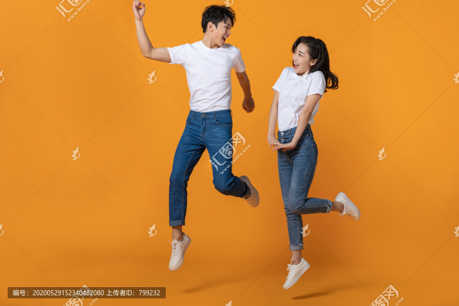 快乐的年轻情侣跳跃