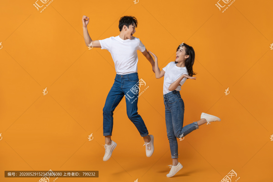快乐的年轻情侣跳跃