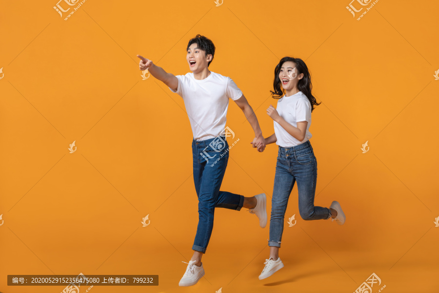 快乐的年轻情侣奔跑