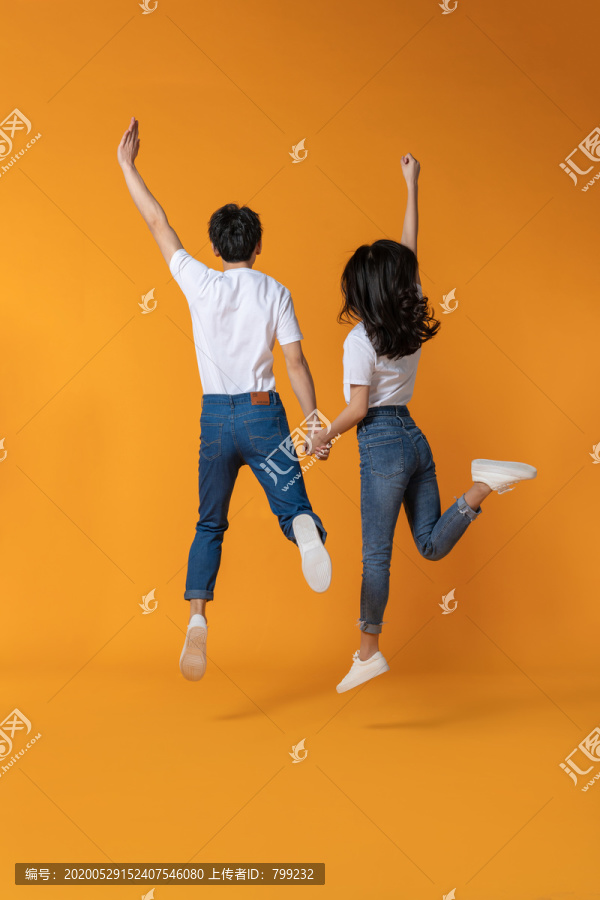 快乐的年轻情侣跳跃