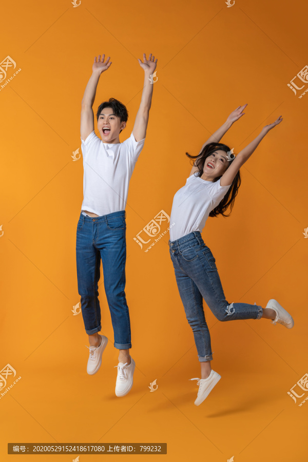 快乐的年轻情侣跳跃