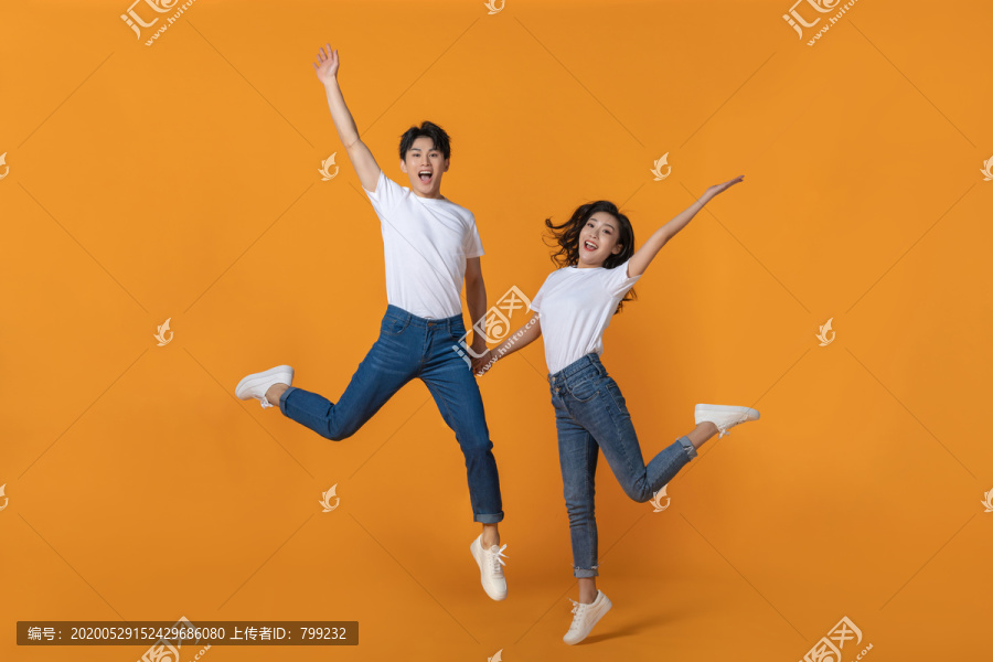快乐的年轻情侣跳跃