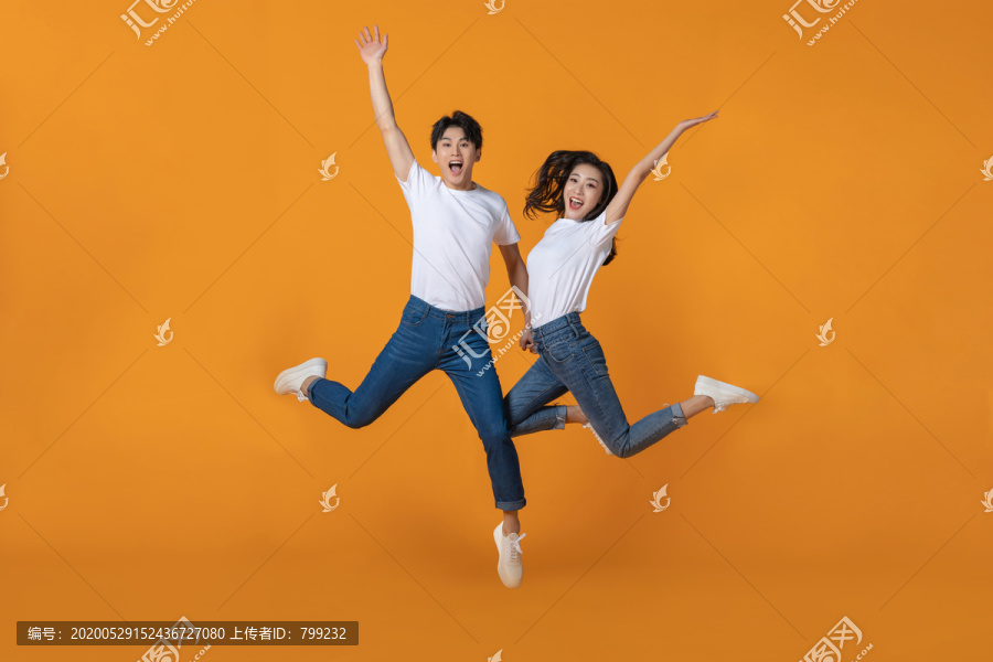 快乐的年轻情侣跳跃
