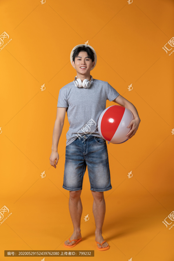 年轻男子拿着沙滩球